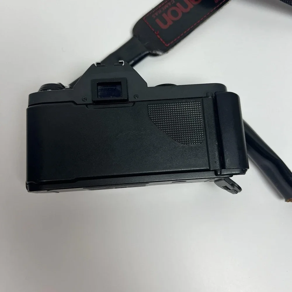 Canon batteries compartment