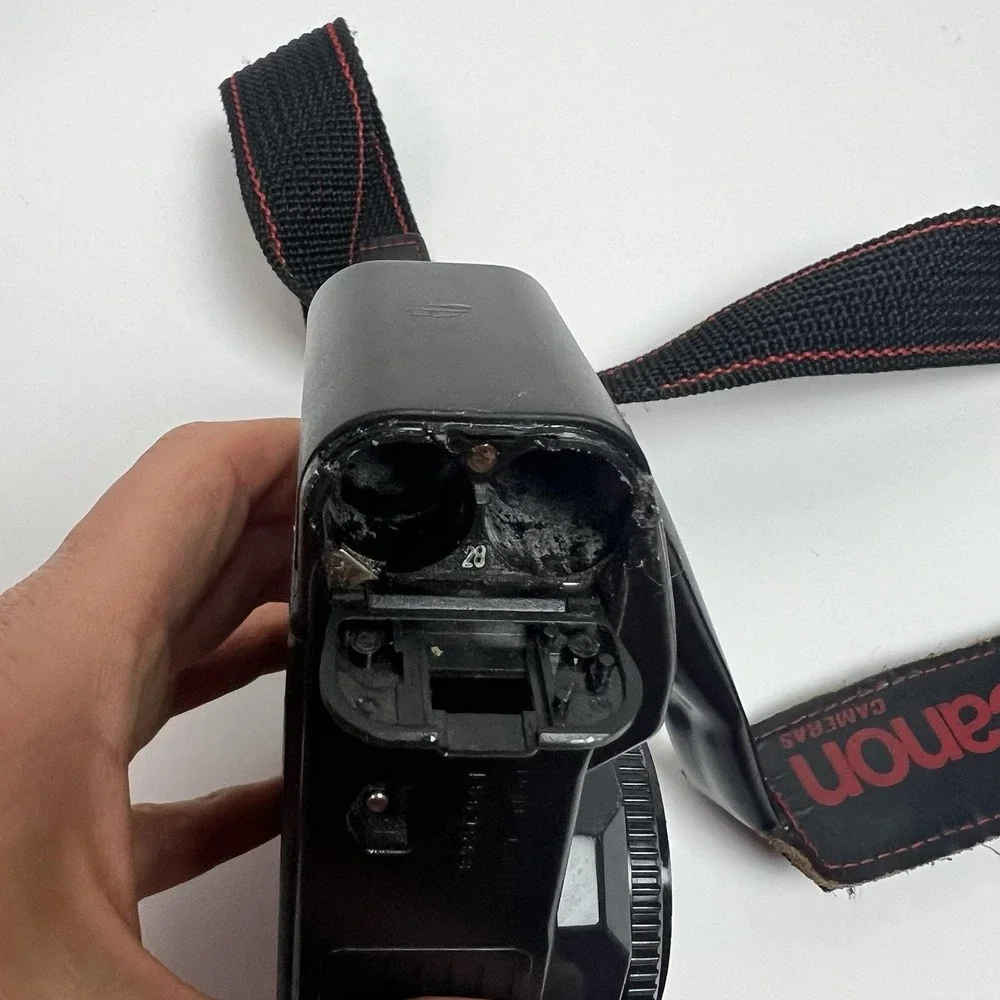 Canon batteries compartment
