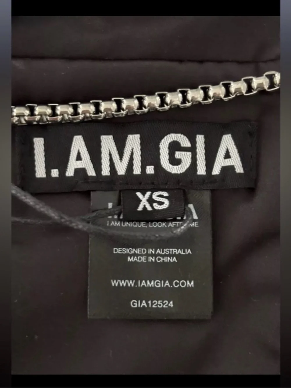 I.AM.GIA sleek black crop