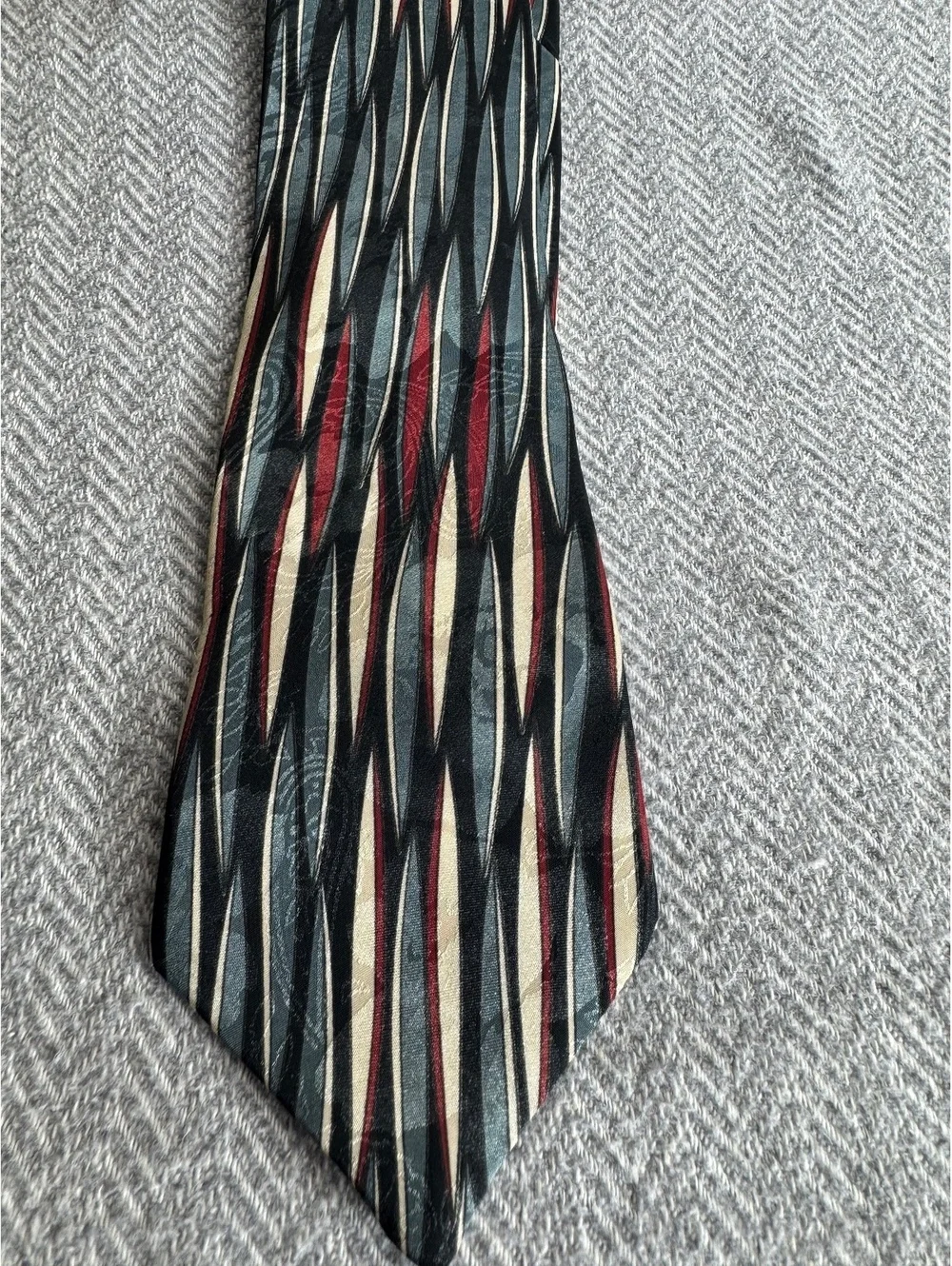Botany 500 Men's Polyester Neck Tie with Abstract Stripe Pattern