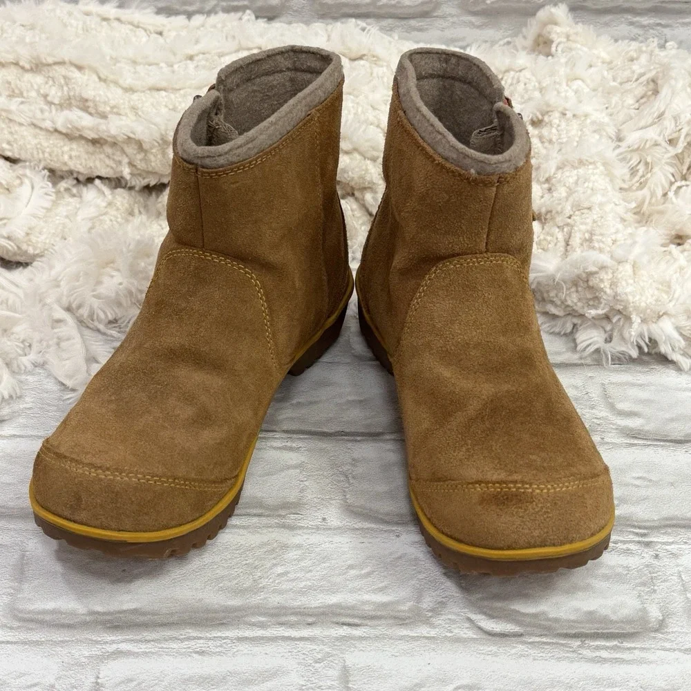 Sorel tan suede