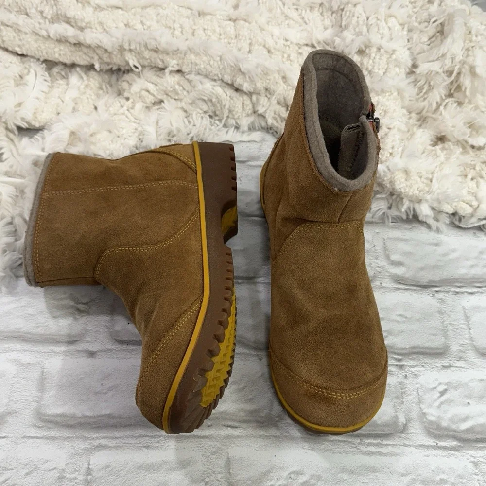 Sorel tan suede
