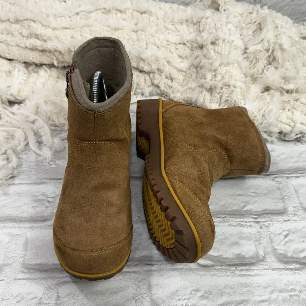 Sorel tan suede