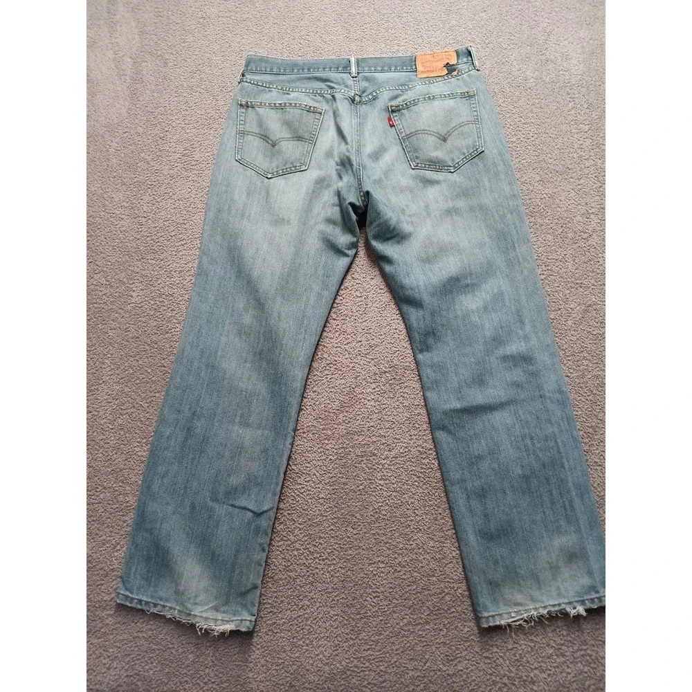 Levis laid back