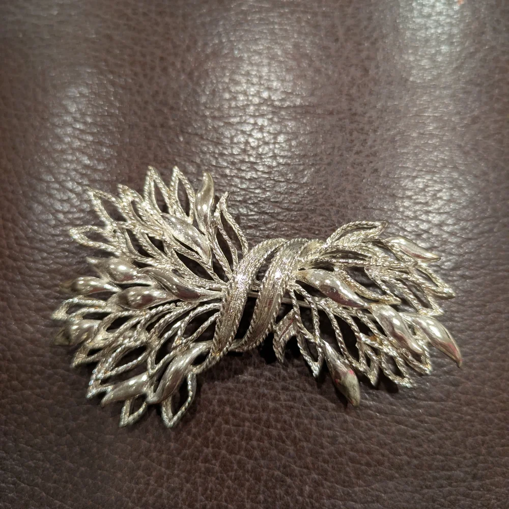 Elegant Silver Tone Leaf Brooch Vintage 1970 s 3