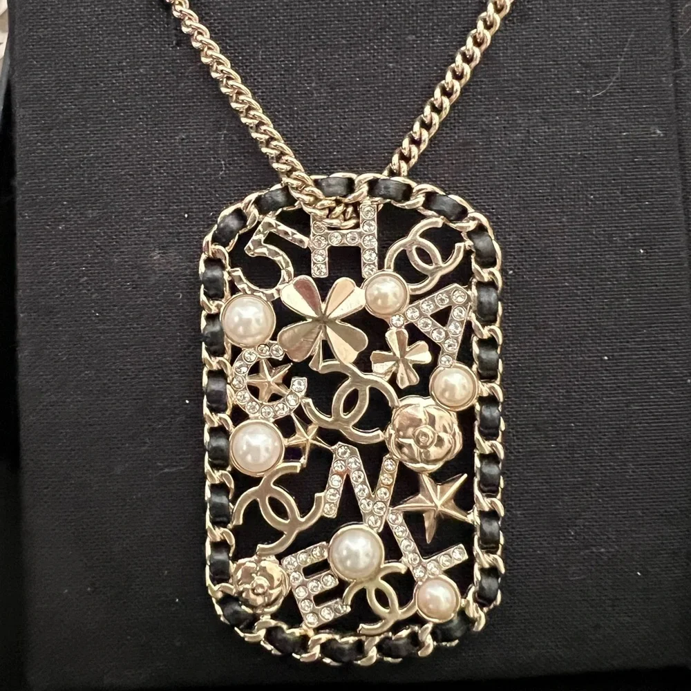 CHANEL pendant necklace