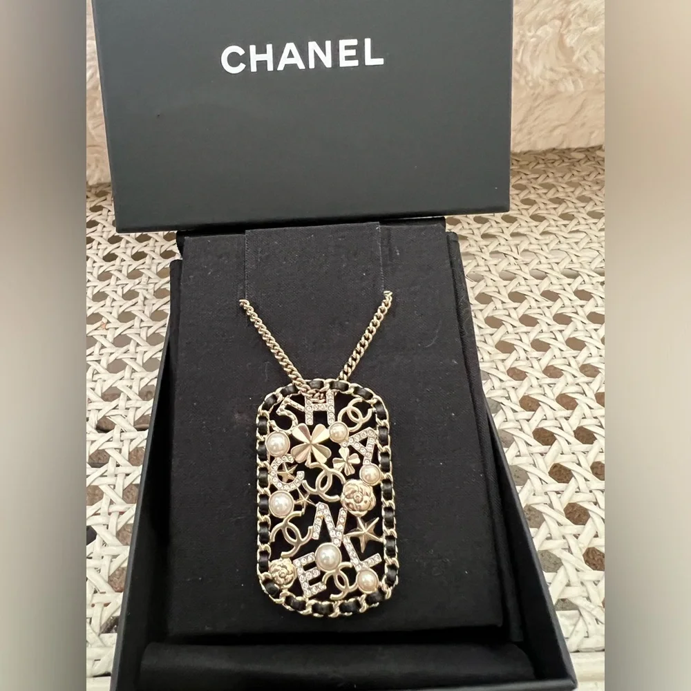 CHANEL pendant necklace