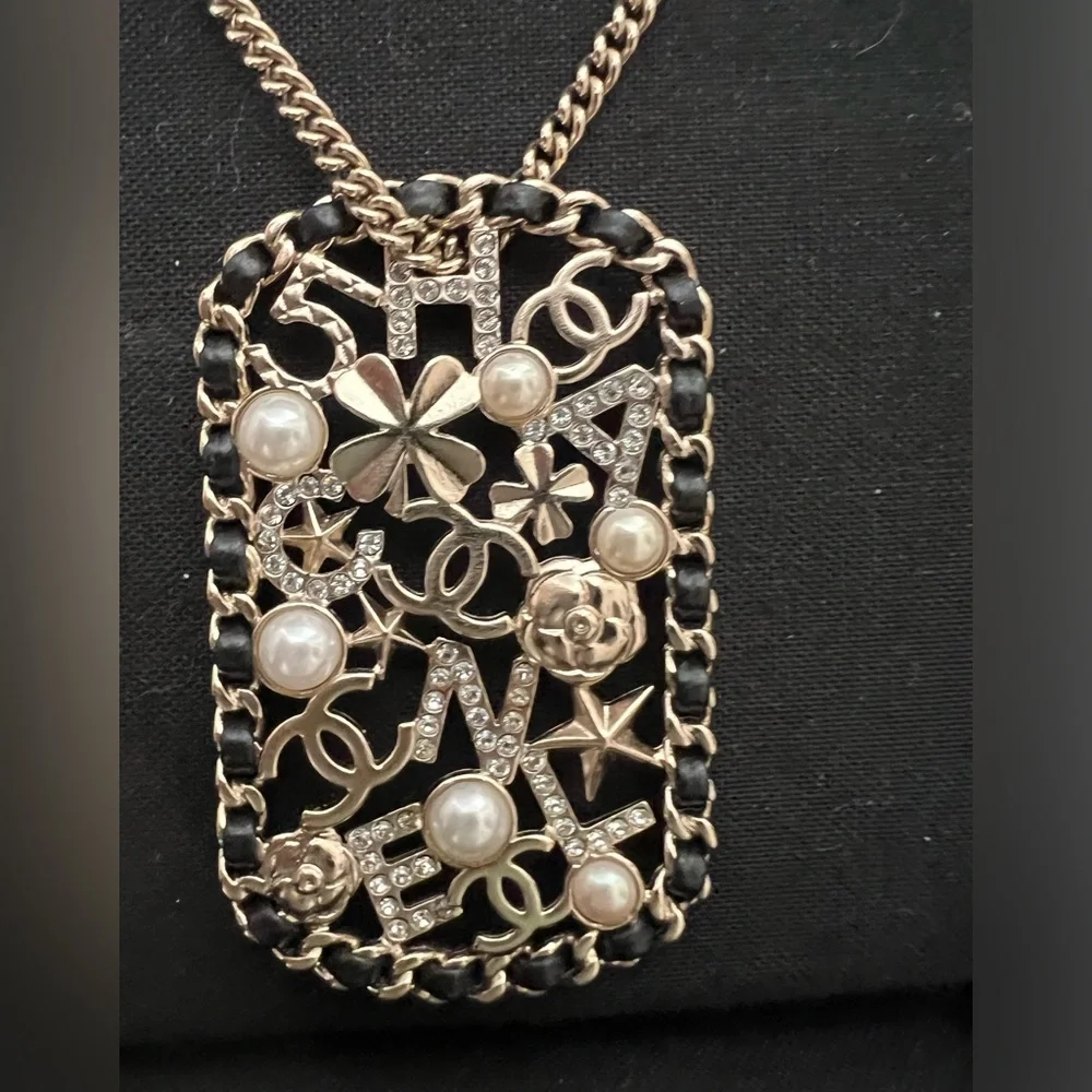 CHANEL pendant necklace