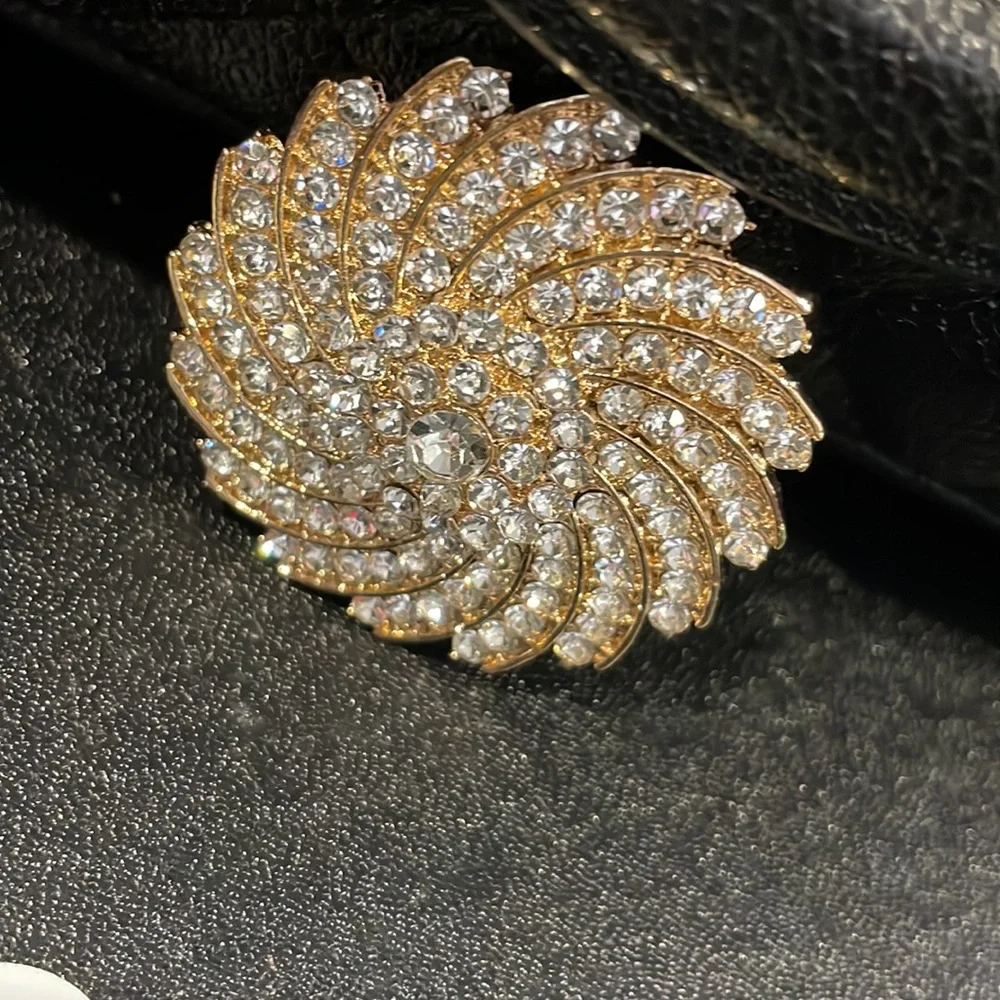 CZ Classic‎ design brooch