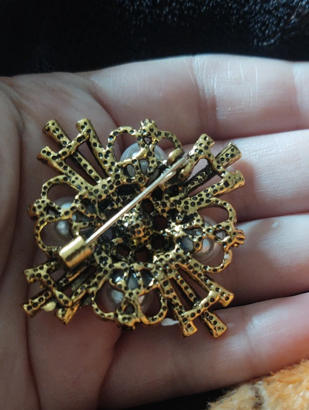 N/A brooch crystals