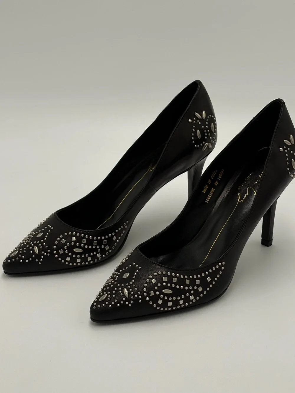 Lola Cruz elegant black