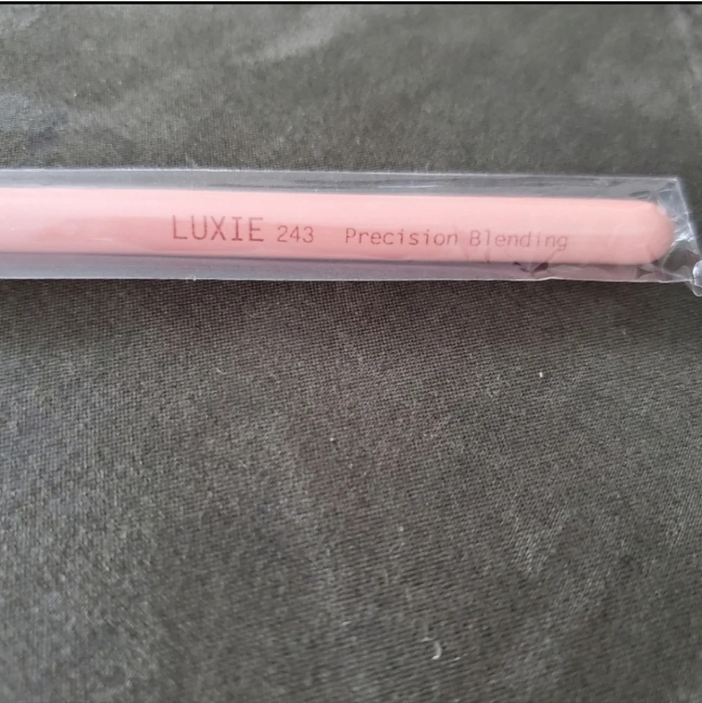Luxie 243 small