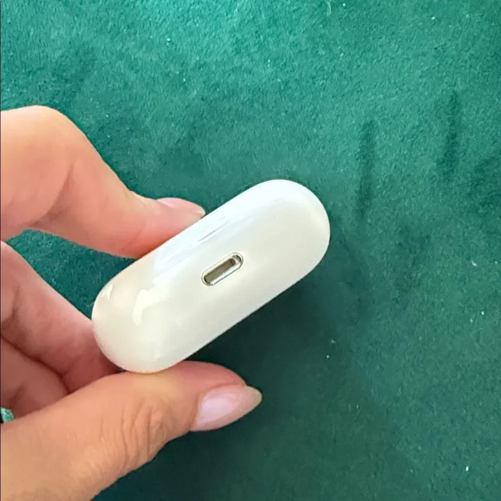 REFURBISHED AirPod Pro 2 - With White Wireless Earbuds Case - LIKE NEW