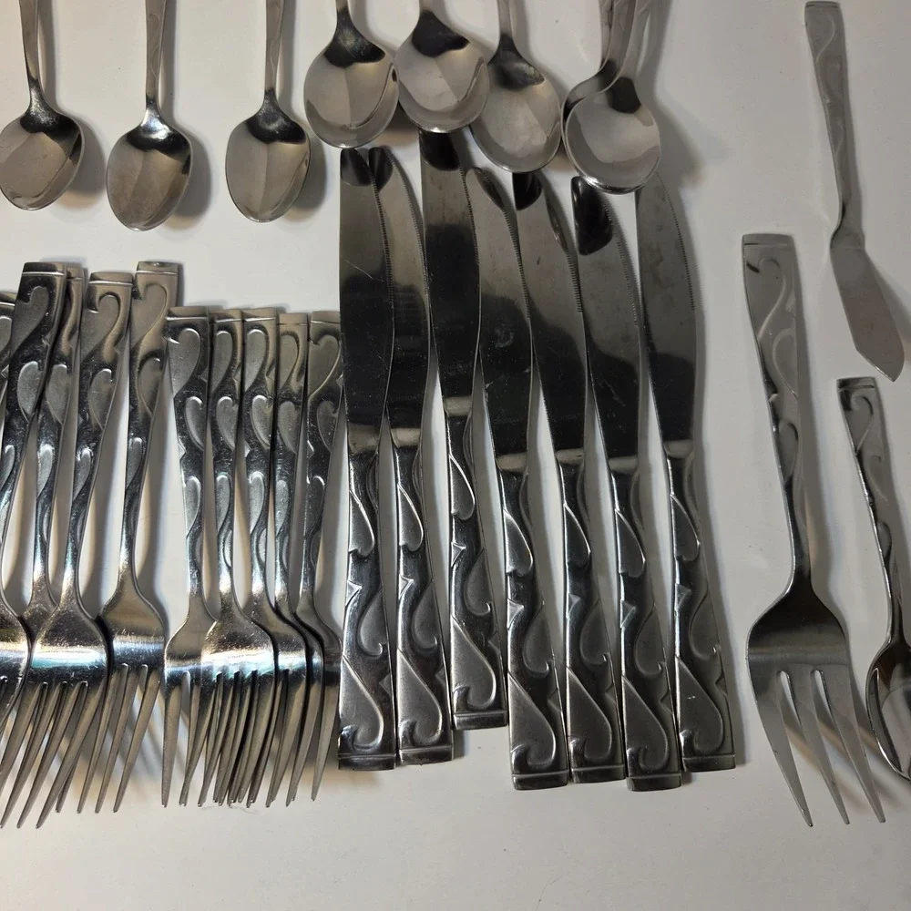 Oneida Stainless Tuscany Flatware Knives, Forks, Spoons, 35 Serving PCs