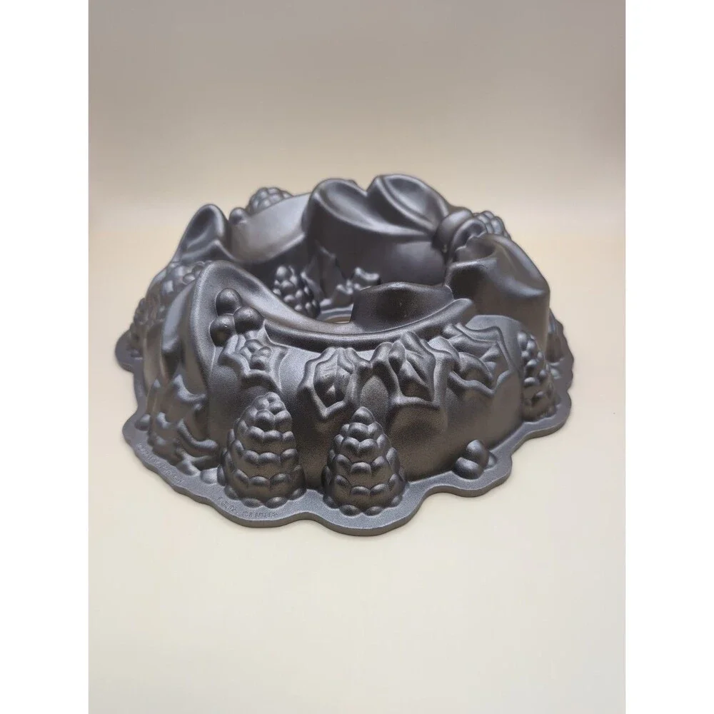Nordic Ware Wreath Bundt Cake Pan Christmas Holiday Cast Aluminum Kitchenware