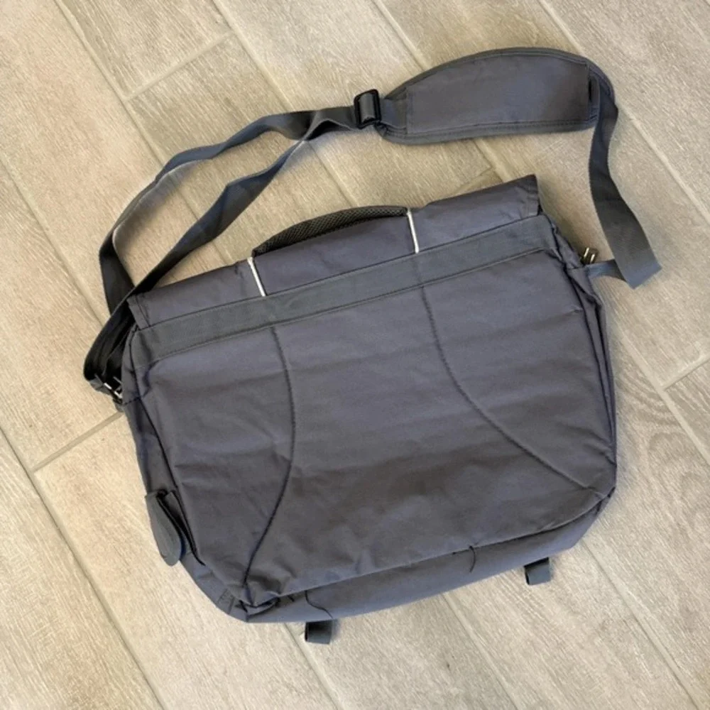 Guess logo messenger
