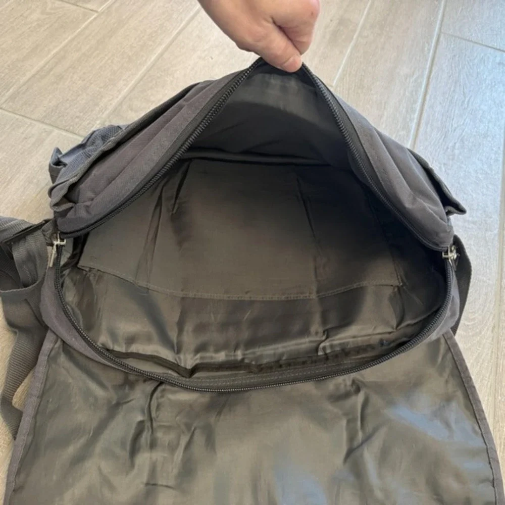 Guess logo messenger