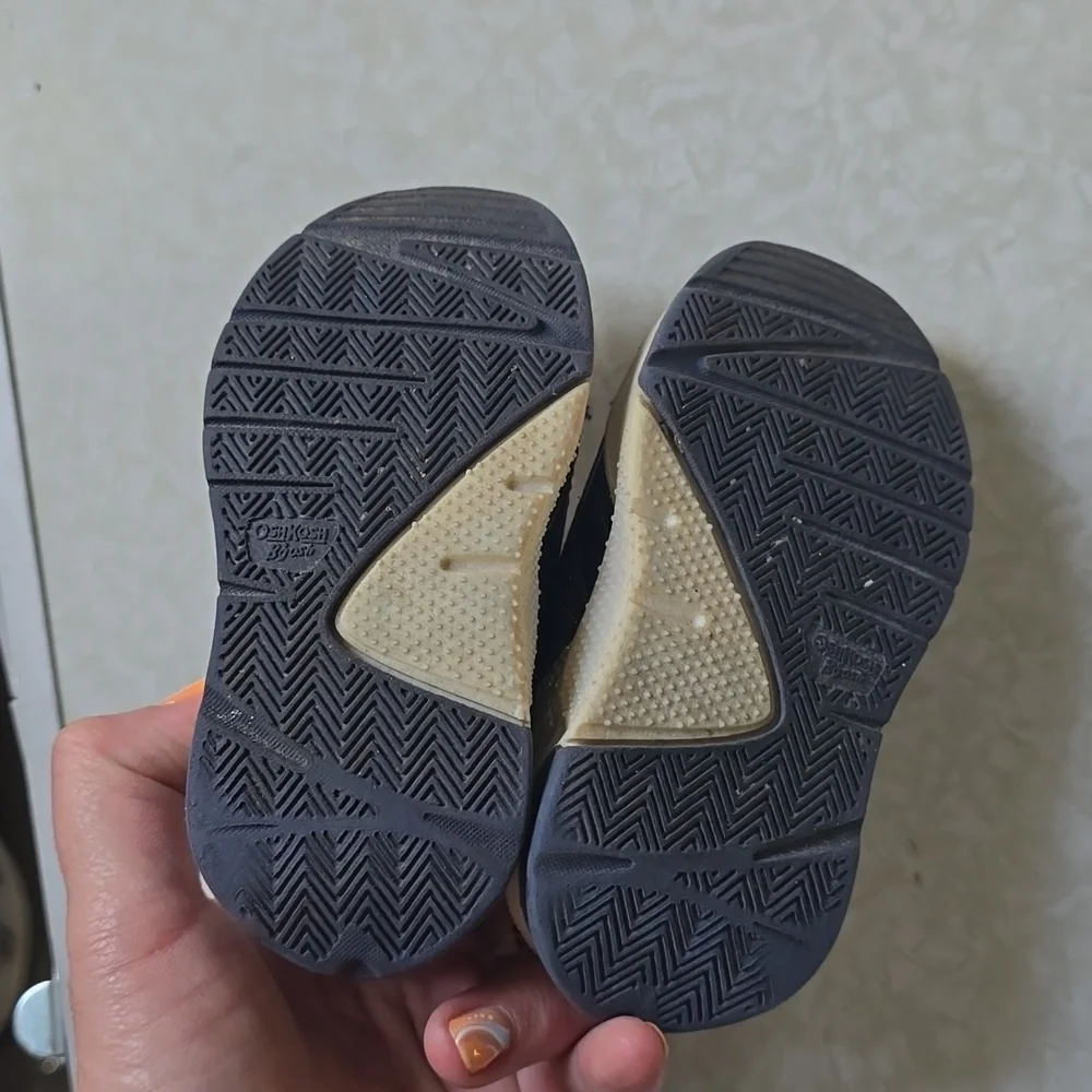 Oshkosh sneakers size 4‎