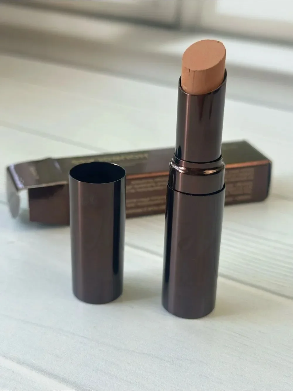 Hourglass conceal brighten