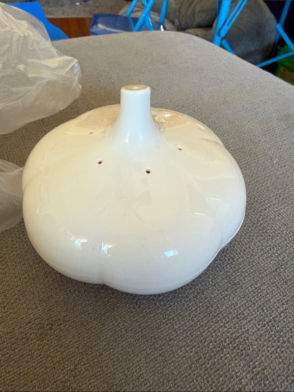Tupperware cream colored garlic keeper
