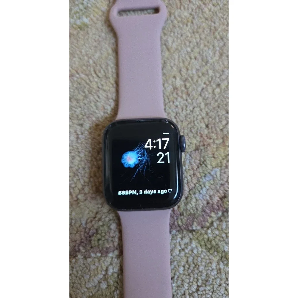 Apple Watch Series 4 Aluminum Case 16GB 40mm GPS Tracker Pink Silicone Band