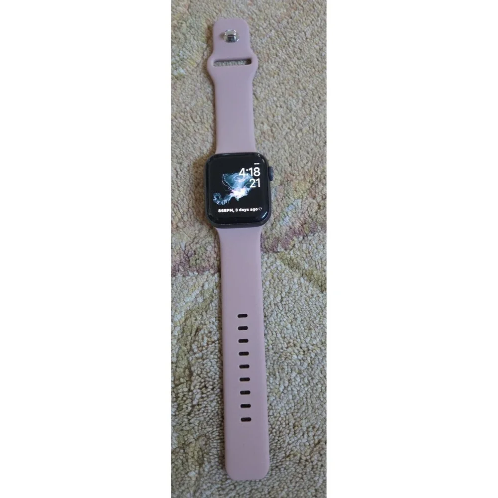 Apple Watch Series 4 Aluminum Case 16GB 40mm GPS Tracker Pink Silicone Band