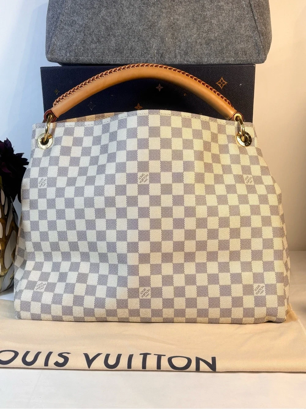 Louis Vuitton excellent dust
