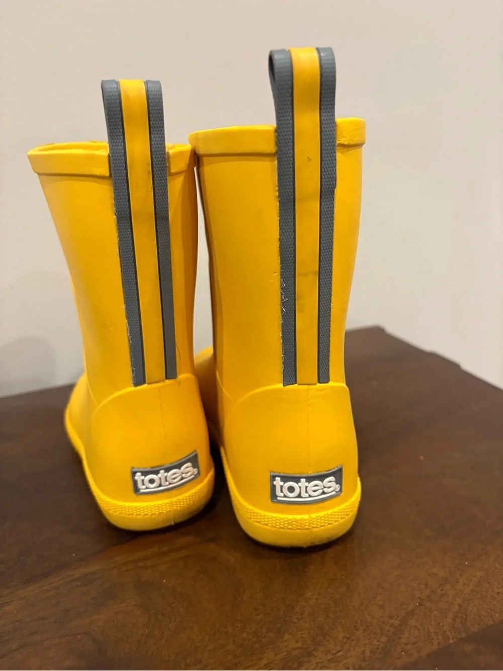 totes bold yellow