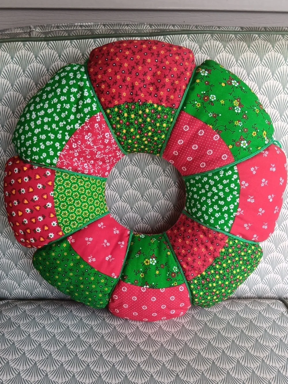 Vintage Handmade Country Christmas Patchwork Fabric Wreath. 18