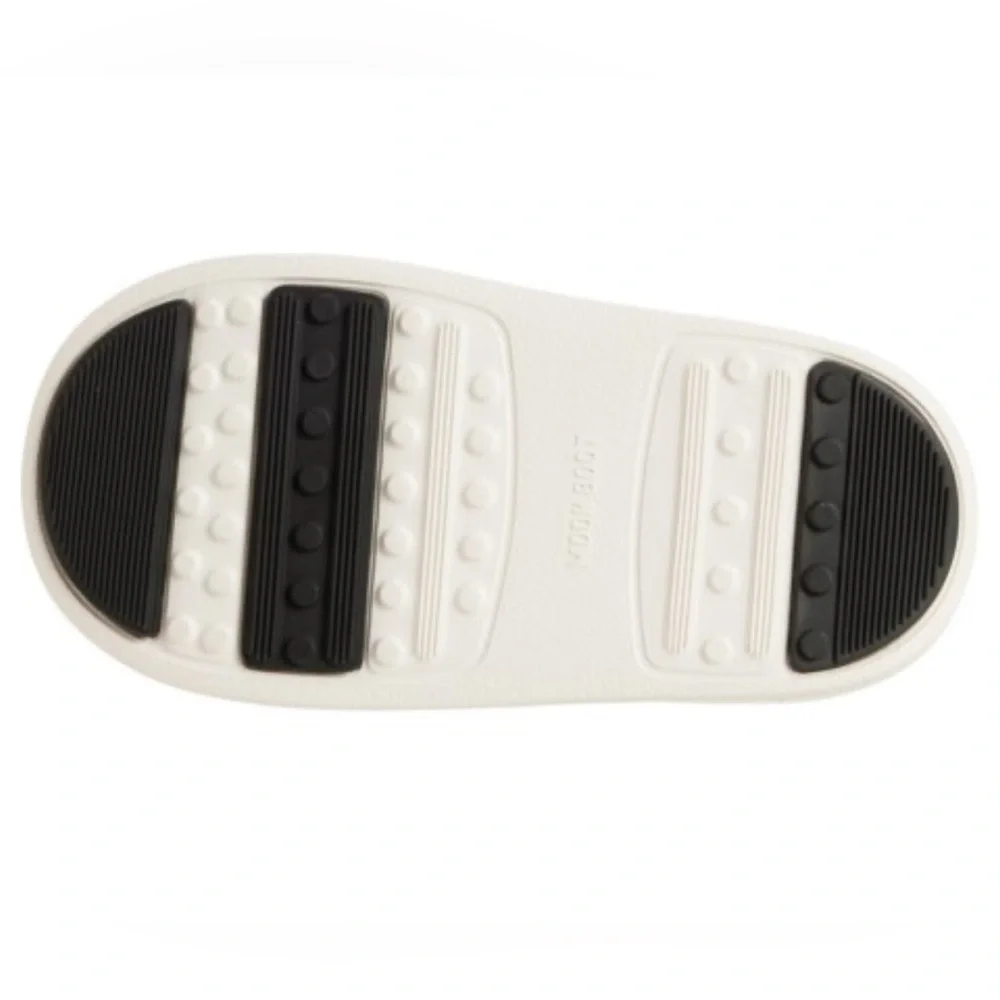 Moon Boot boasting slip