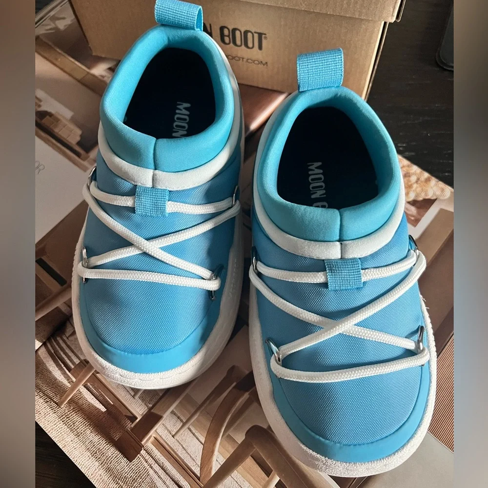 Moon Boot boasting slip