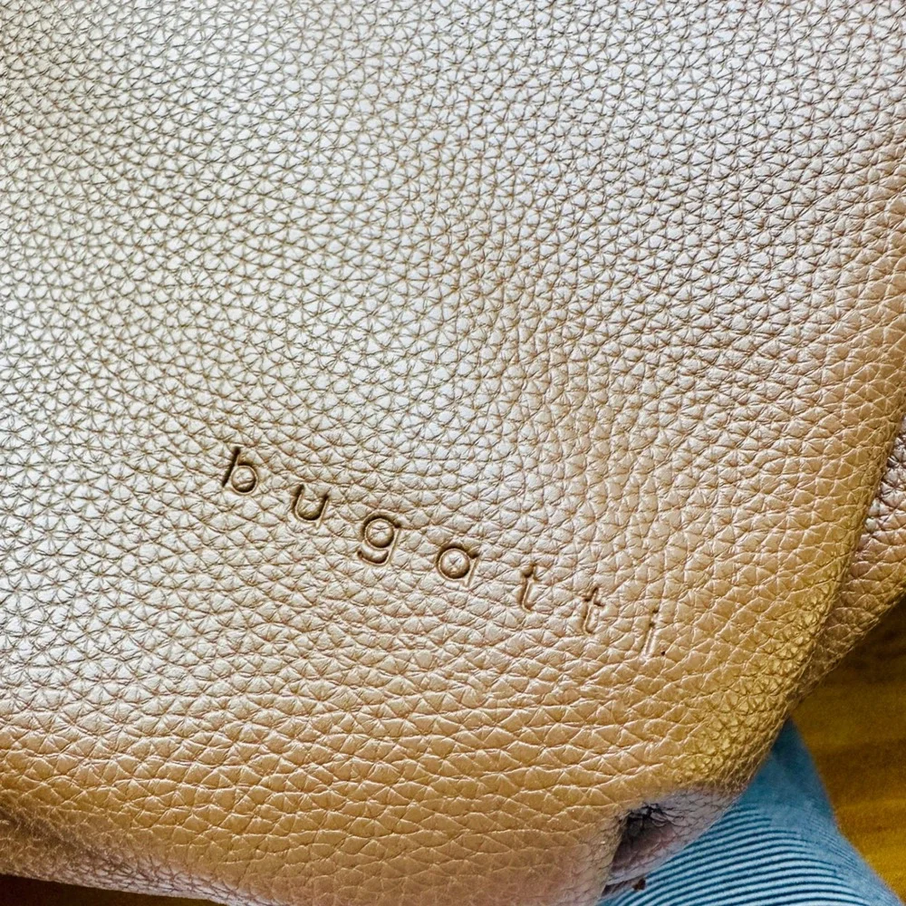 Bugatti pebbled vegan