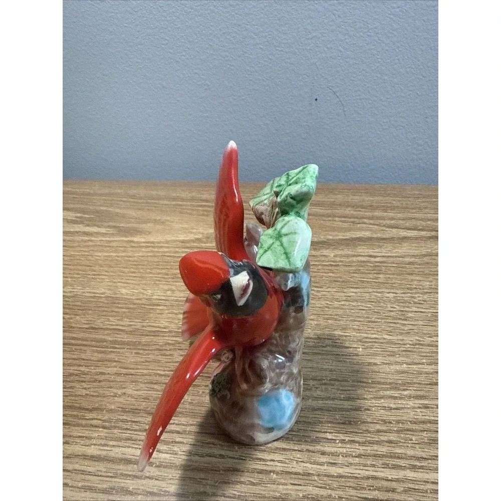 cardinal bird‎ figurine