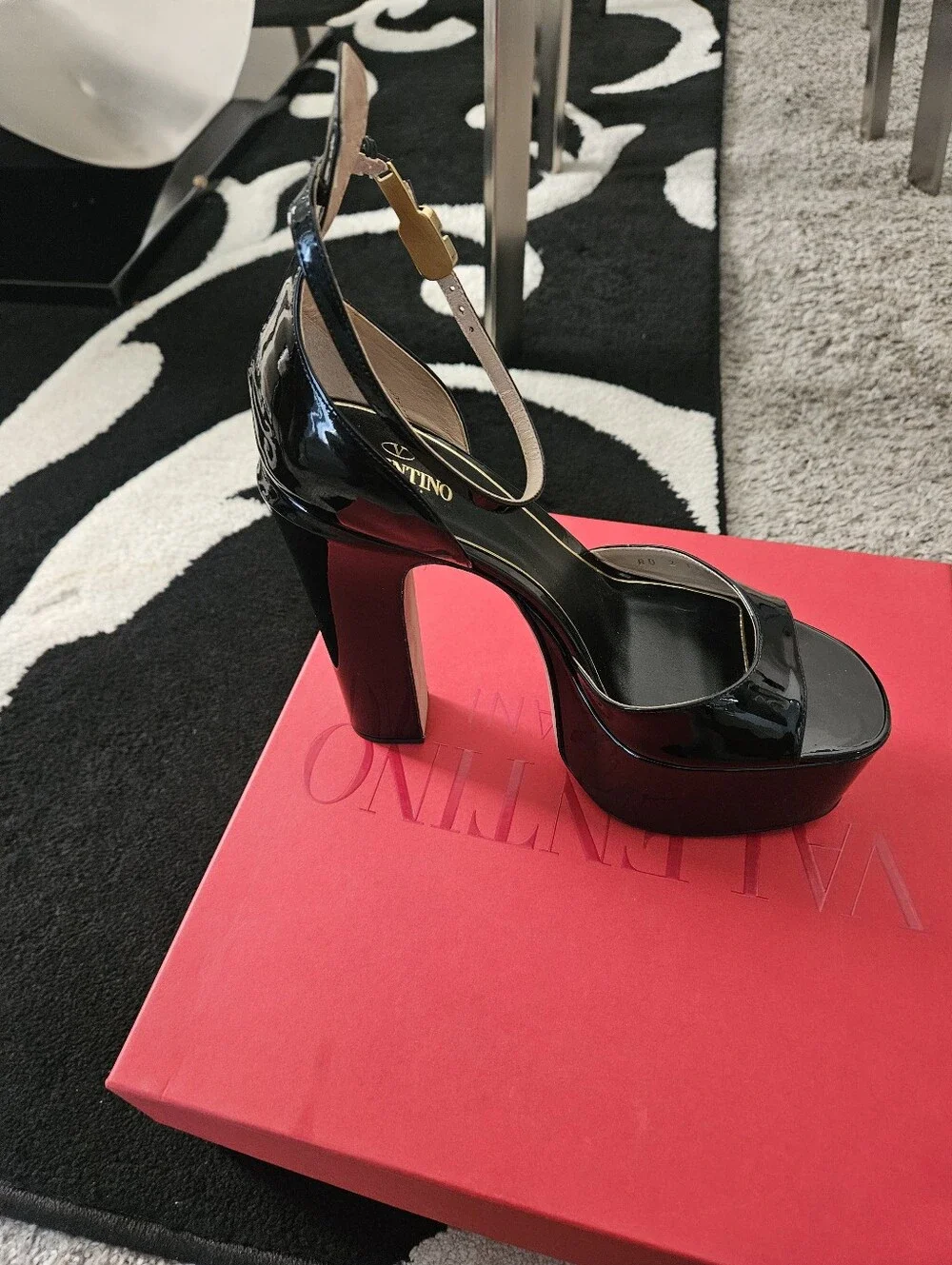 Valentino Garavani elegant valentino