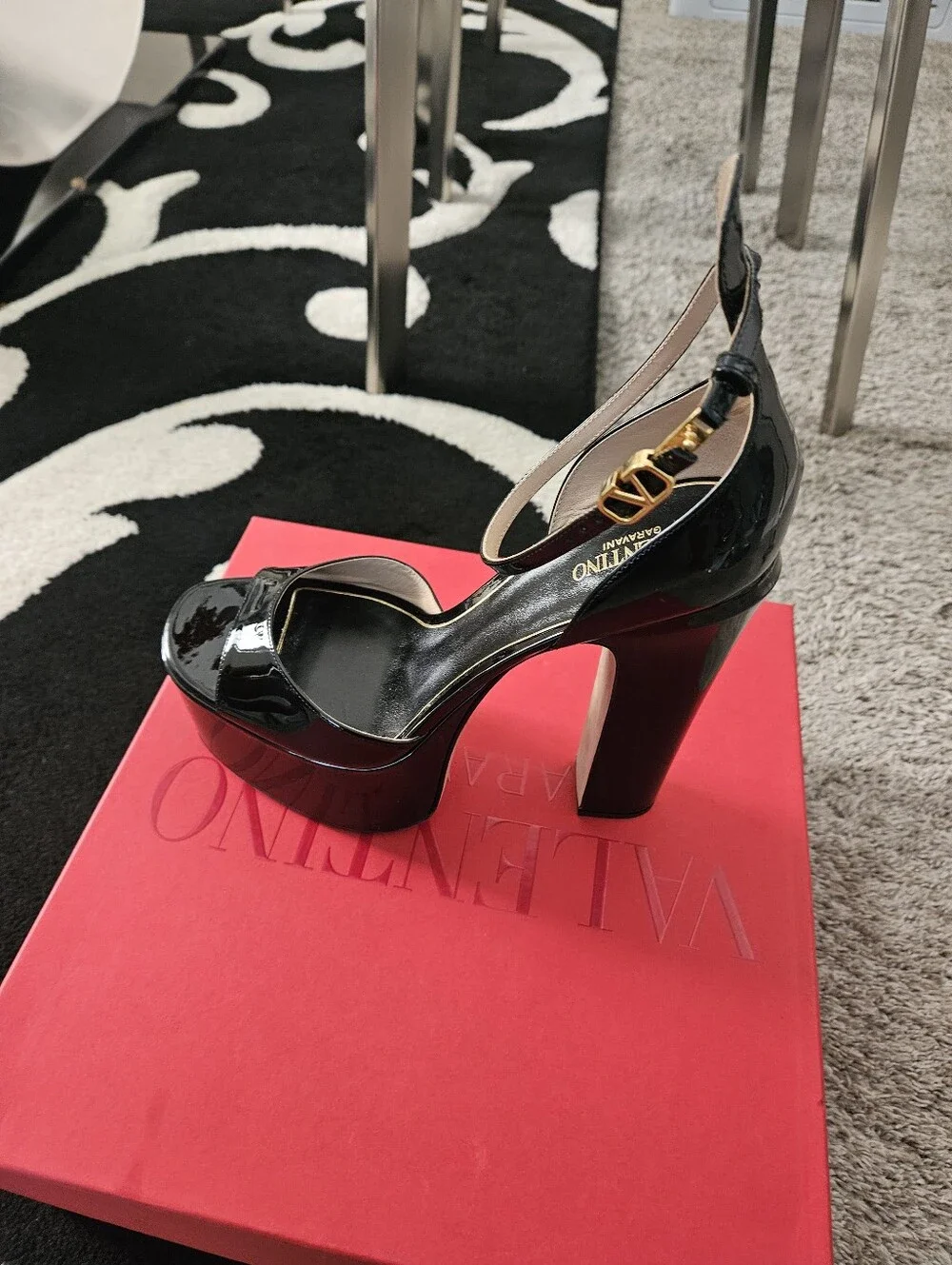 Valentino Garavani elegant valentino