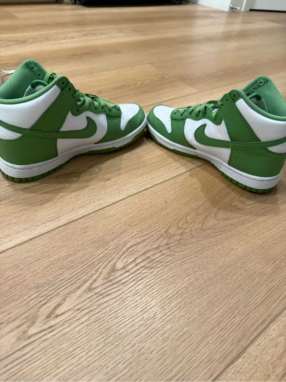 Nike bold green