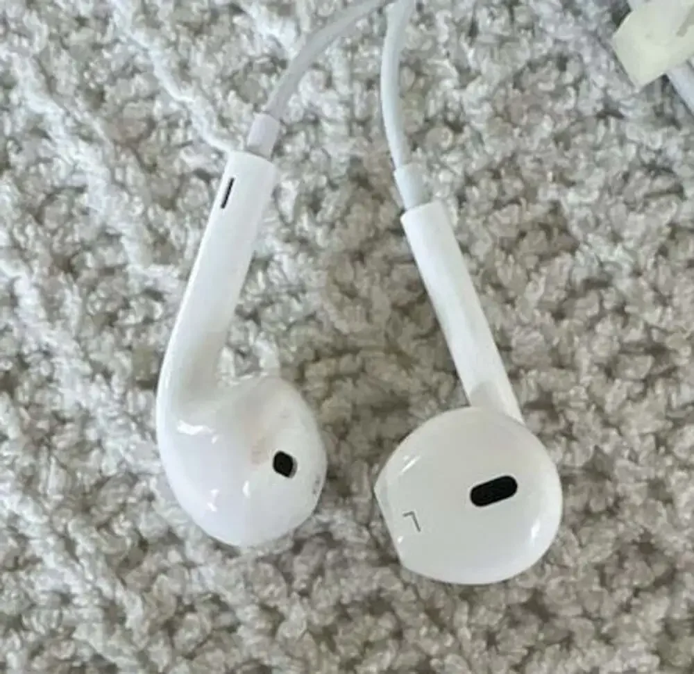 Apple earpods lightning