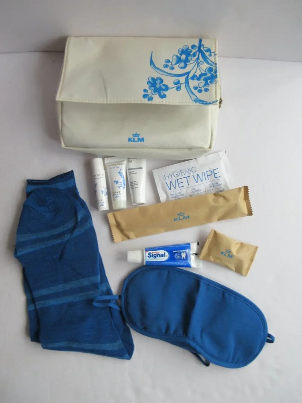 KLM Airlines Amenity Kit Pouch 11 pc White Blue Floral Design by Rijks & Rituals