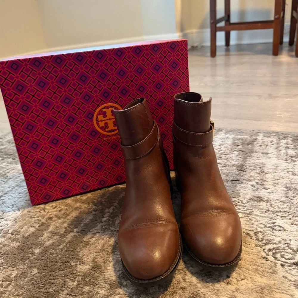 Tory Burch Brooke Brown Calf Leather Ankle Bootie Gold Logo Womens 7