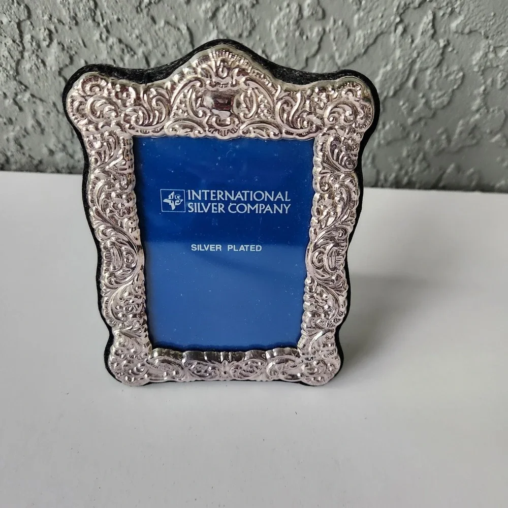 International Silver Company Silver Plated Ornate Embossed 2x3 Picture Frame