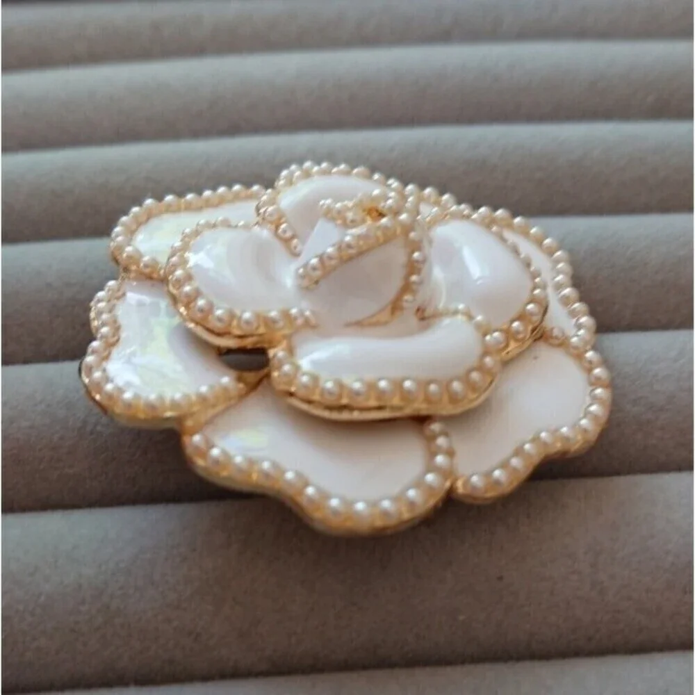 Brooch camellia rose