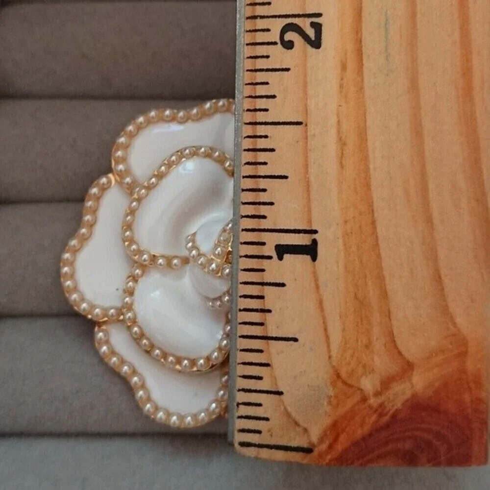 Brooch camellia rose