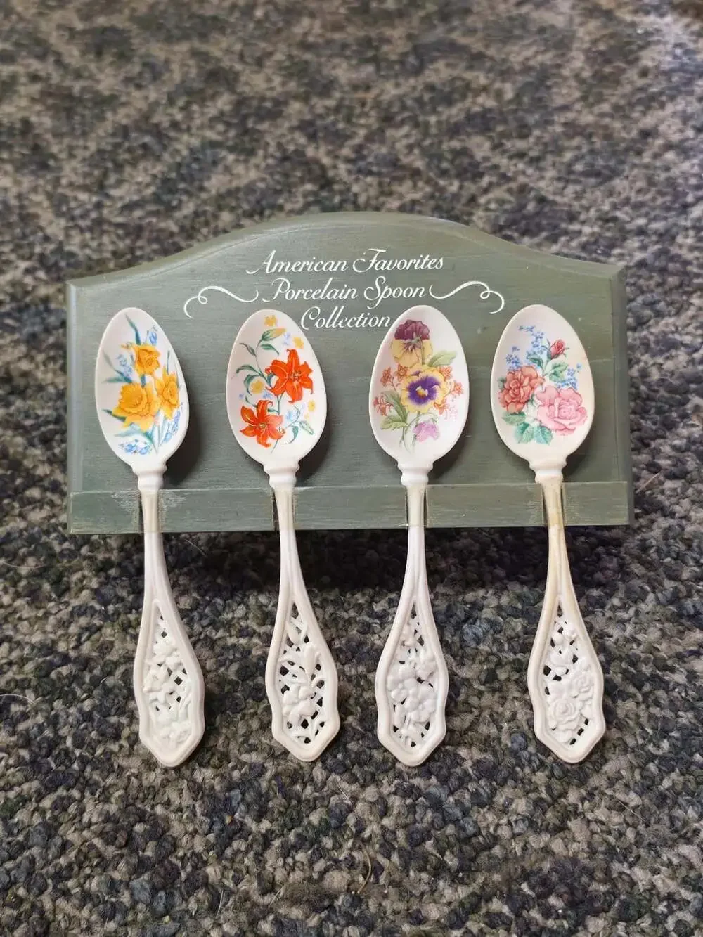 Spoon Collection American Favorites Porcelain Set Avon Wood Holder