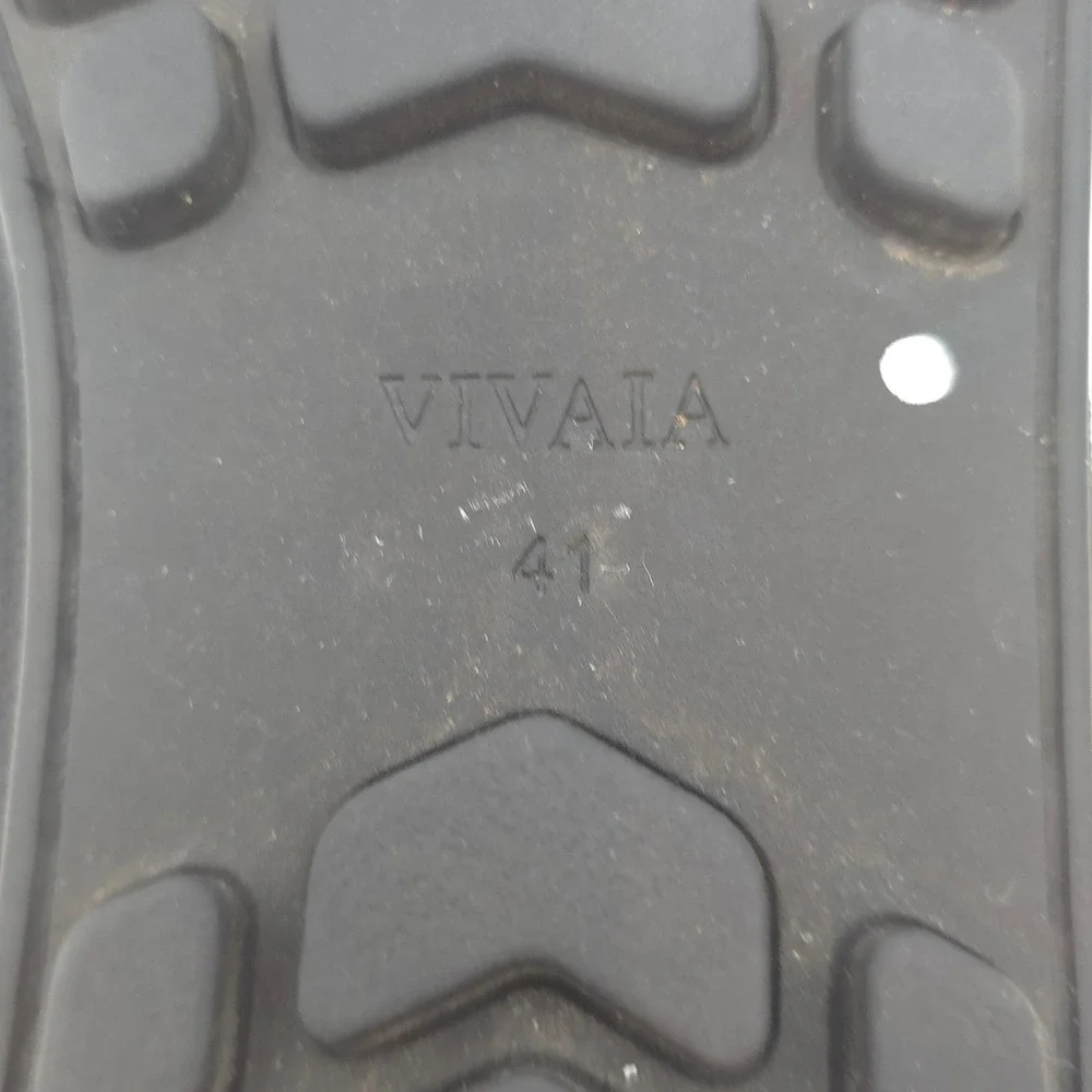 Vivaia modern black