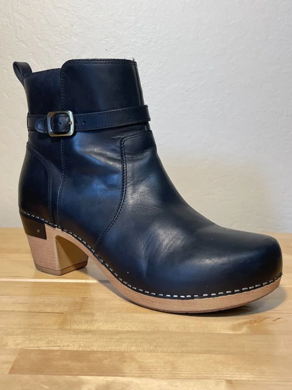 Dansko looking leather shoes