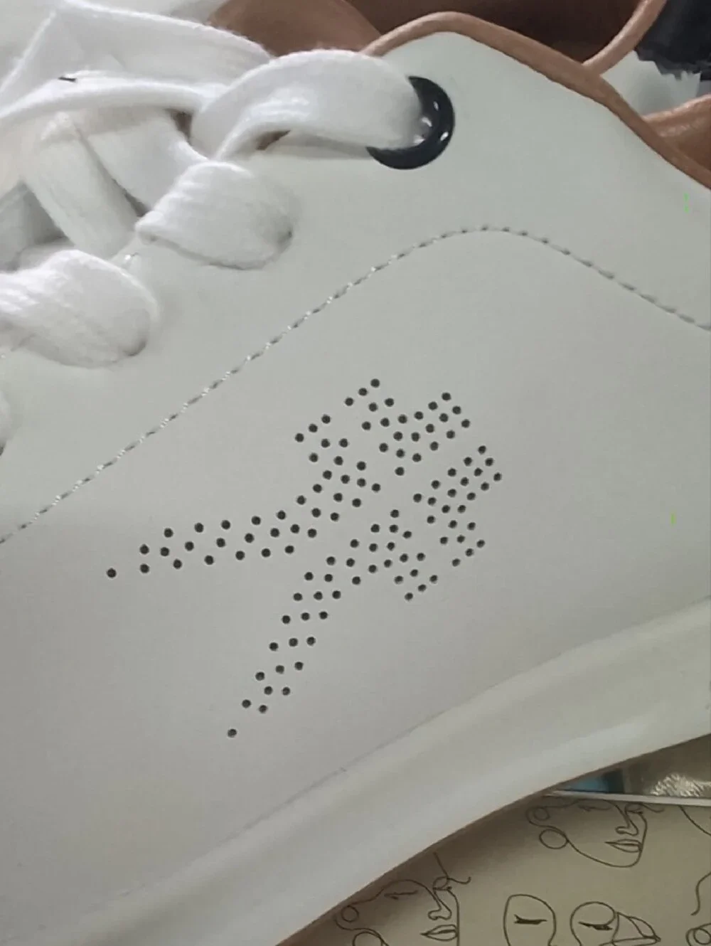 KURU classic white