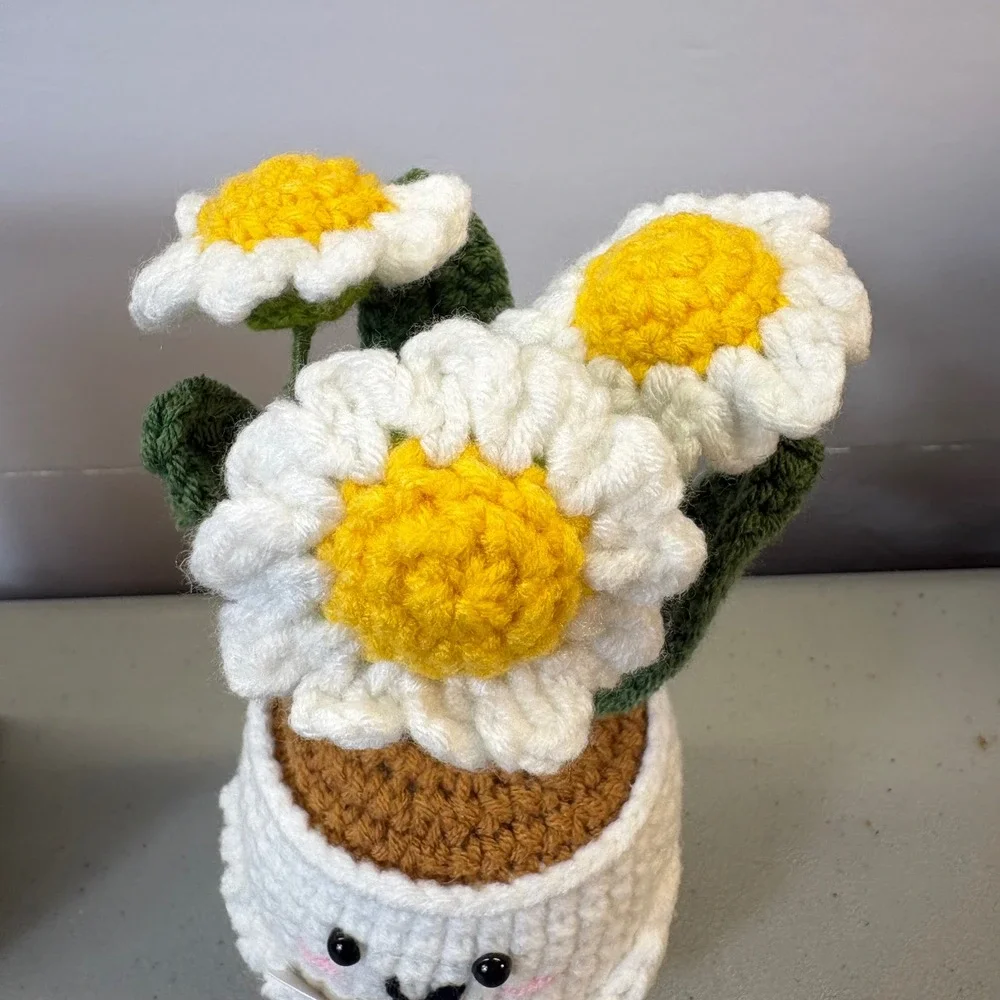 Handmade crochet daisy