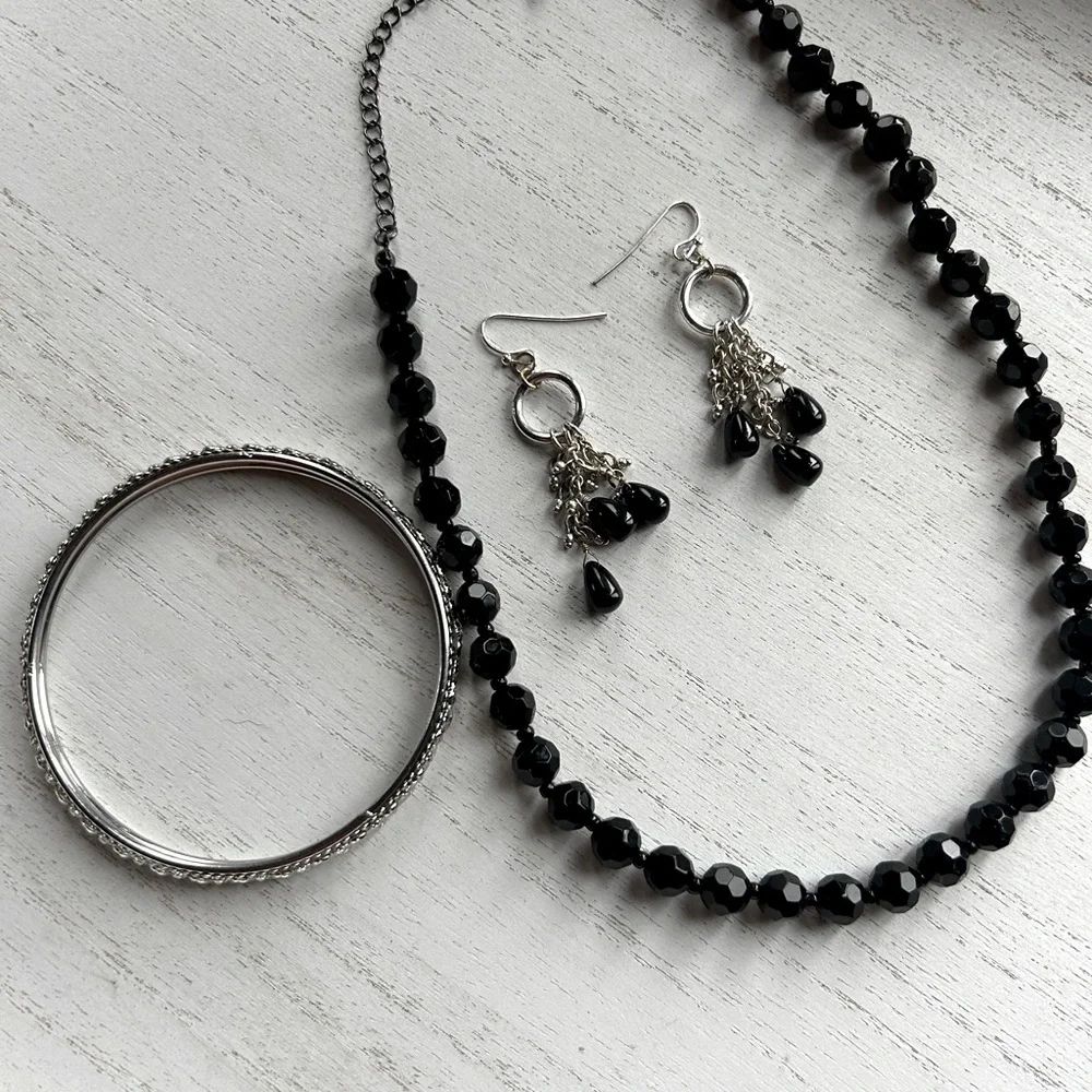 Necklace, bangle bracelet & earrings (Set)