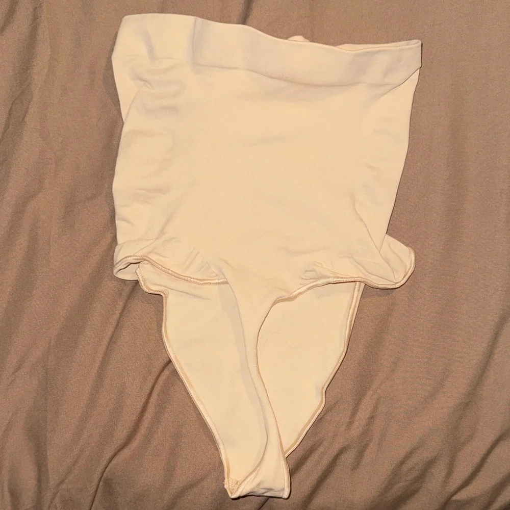 SKIMS HIGHWASTE SHAPEWEAR UNDERWEAR SZ SMALL LIKE NEW