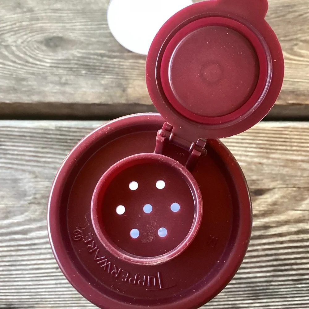 Tupperware salt pepper